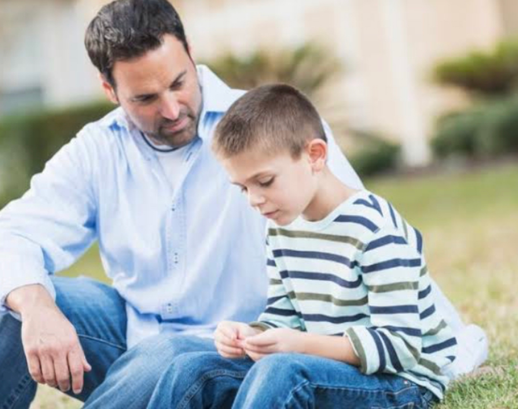 Daddy sad. Father talking to child. Sad dad. Sad Baby with father. Бог, родители, дети.